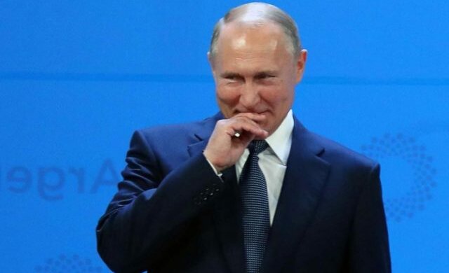 Путін знову взявся за старе: «поліз з поцілунками до…»