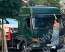 В Киеве героиня парковки залезла на эвакуатор, спасая свое авто: видео