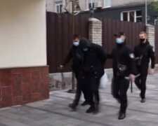 В Киеве совершили вооружение нападение на отделение "Укрпочты", фото: грозит 12 лет тюрьмы