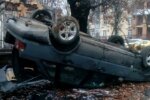 У Києві розгнівані перехожі перевернули авто на дах, кадри: "Стояло на тротуарі"