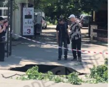 Прірва утворилася посеред вулиці в Одесі, асфальт пішов під землю біля зупинки: кадри НП