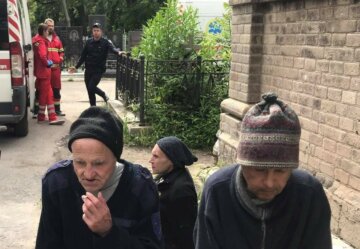 Больных пенсионеров вывезли погибать на кладбище, в Одессе гремит скандал: "Выкинули, как мусор"
