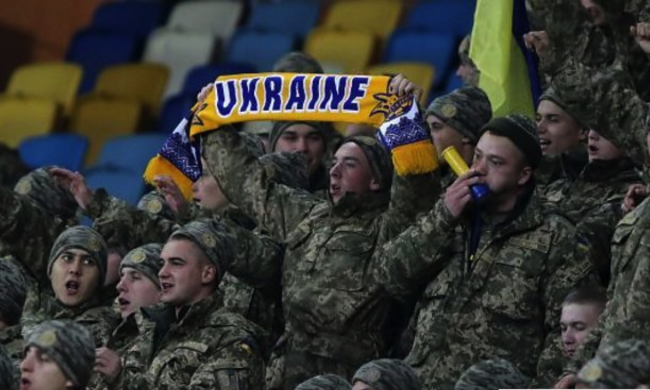 болельщики военные ато футбол украина