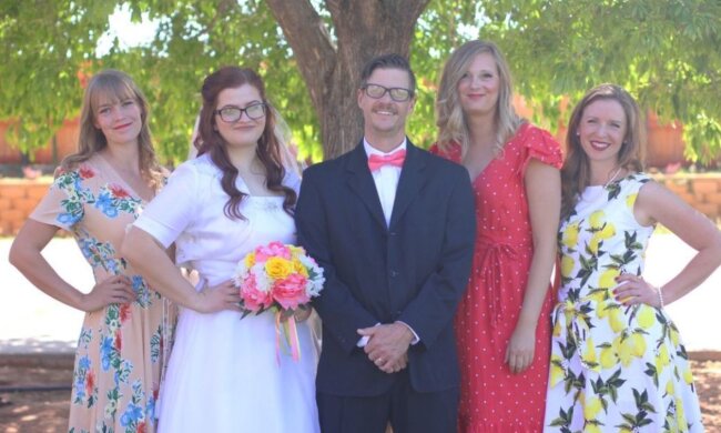 Чоловік одружився одразу з чотирма жінкам, кадри сімейства: "виховують 15 дітей"