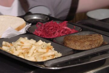 Безкоштовні продукти для ВПО та пенсіонерів у Харкові