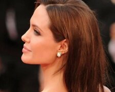 У мережі порівняли нев'янучу красуню Джолі в сміливому вбранні з різницею в 16 років: "З роками тільки…"