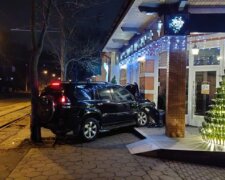 "Захотілося вина?": водій на джипі влетів у вітрину магазину в Одесі, кадри того, що відбувається