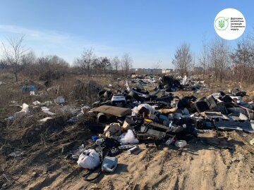 Створює потенційну екологічну загрозу: Держекоінспекція виявила масштабне звалище у Святошинському районі Києва та вимагає негайного прибирання