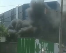 Кто-то выкинул окурок: в Харькове вспыхнул серьезный пожар, заполыхали покрышки