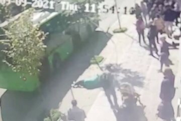 Провід тролейбуса впав на жінку в Харкові: момент НП потрапив на відео