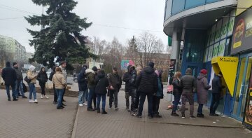 Банки ограничили снятие наличных, украинцы выстроились в очереди: «Запретить выдачу…»