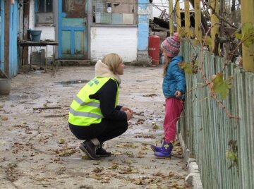 Украинка отказалась от восьмилетней дочери в ее день рождения: "мешает" для личной жизни