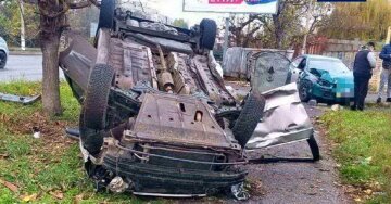 Вилетів на зустрічну і перекинувся: кадри масштабної аварії на дорозі в Одесі
