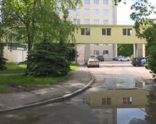 «Стабільність по-харківськи»: в мережі показали дорогу біля трьох ключових лікарень міста, відео