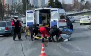 В Киеве фура сбила женщину на пешеходном переходе: водитель сбежал с места ДТП, кадры