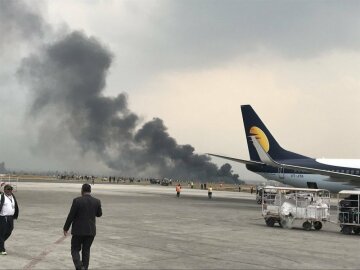Крушение самолета в Непале: десятки погибших, настоящее чудо и кадры ада