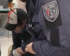 В Одесі охоронці супермаркету познущалися над чоловіком: відео безжального вчинку злили в мережу