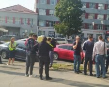 ЧП в центре Харькова: женщину подстрелили и угнали авто с деньгами, видео с места событий