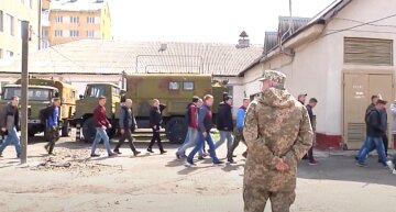 Украинец устроил побег из военкомата через окно: все закончилось печально