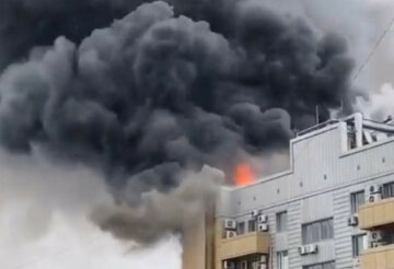 Пожежа охопила центральний офіс АТБ у Дніпрі, кадри НП: стовп чорного диму видно здалеку