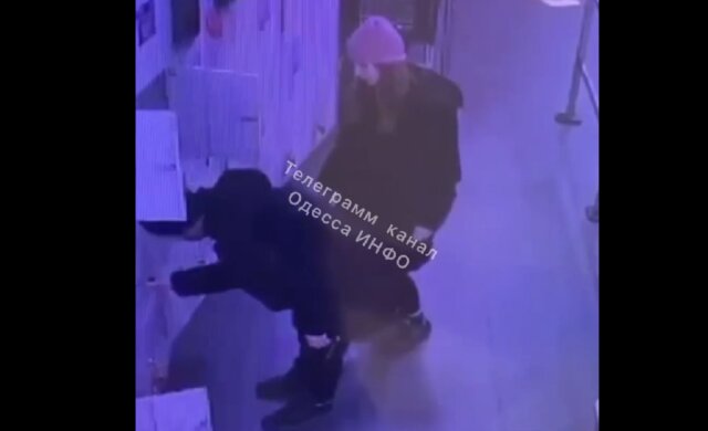 З камер схову в супермаркетах Одеси викрадають речі, відео: відкривають будь-яким ключем