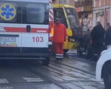 Маршрутка з людьми потрапила в аварію в центрі Одеси, примчали медики: з'явилося відео