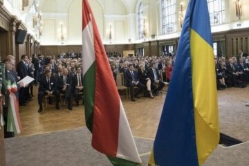 Конфлікт загострюється: Угорщина припинила видачу своїх паспортів українцям