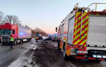Маштабна аварія під Дніпром: зіткнулося шість автівок, фото та деталі з місця
