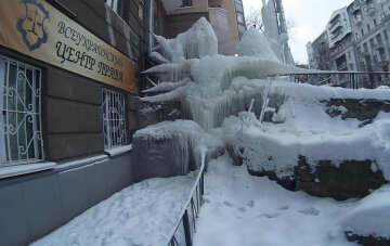 У киевлян вызвал ажиотаж «водопад» по соседству с Кличко (фото)