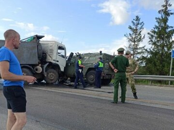 Водитель грузовика растрощил  военную технику на дороге: кадры серьезной аварии в россии