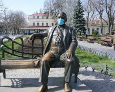Пушкина, Утесова и других защитили от коронавируса в Одессе: удивительные фото