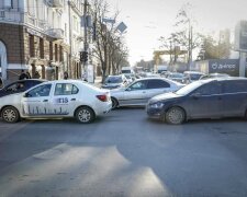 Центр Дніпра застиг у гігантському автомобільному заторі: що відбувається