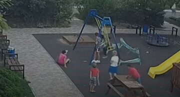 В Одесі дитина впала в кому після гри на дитячому майданчику, відео: "натрапила на штир і розірвала..."