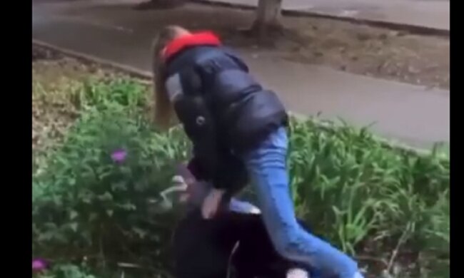 Підлітки влаштували самосуд над хворою дівчинкою під Одесою: відео злили в мережу