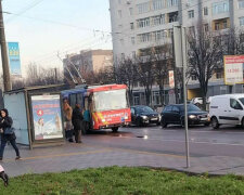 Движение транспорта остановилось во Львове: что произошло, фото ЧП