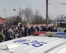 "Ситуация накаляется": оккупанты цинично обстреляли эвакуационный автобус, который вез людей из Лисичанска