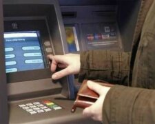 Неможливо зняти гроші: великий український банк повідомив клієнтам погані новини