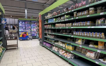 Дефіцит продуктів у Київській області: полиці супермаркету