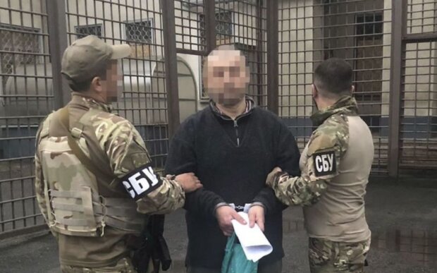 Зривав прапори України в обмін на крісло