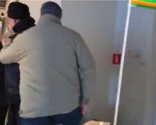 Неадекват влаштував бійку в магазині Рошен, відео: "розбив ніс касирці і..."
