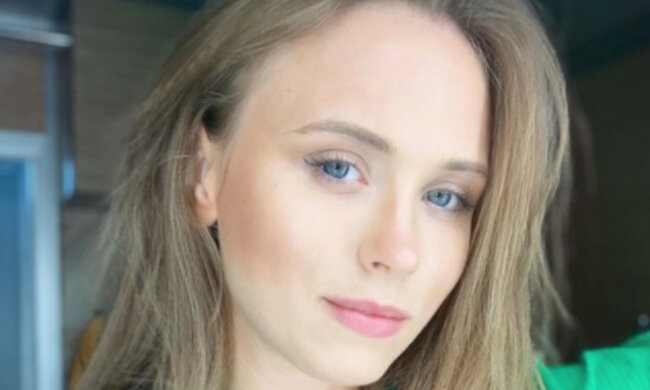 Женька из "Сватов" в топе без лифчика поманила женским шармом: "Золушка ты наша"