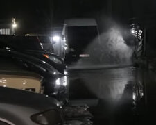 ЧП в Днепре: машины ушли под воду на парковке, видео с места