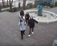 Подростки прославились после шалостей в парке Одессе: "На мартышек похожи", видео