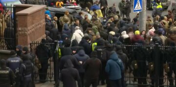 Військову техніку стягнули в центр Києва: перші кадри того, що відбувається