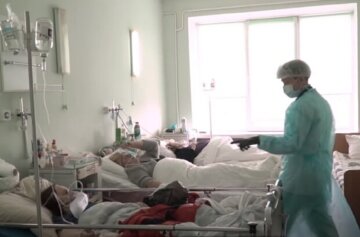 "Бабульку отправили домой искать деньги": родственники пациентов рассказали о хаосе в больницах Одессы