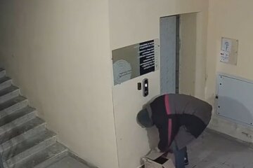 Мужчина решил избавиться от малышей: оставил их в подъезде высотки, видео