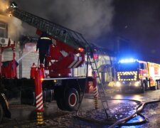Масштабна пожежа в Харкові затягнулася на десять годин, полум'я охопило все навколо: кадри НП