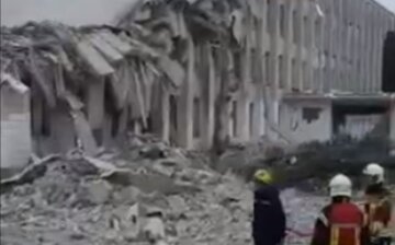 Оккупанты нанесли авиаудар по школе в Житомире: половины здания уже нет, видео
