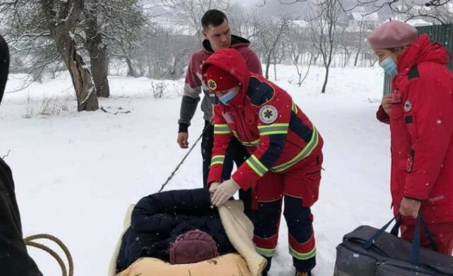 "Доставили в санях": украинку с инфарктом пол километра тащили по заснеженному бездорожью, фото
