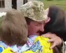 "Неможливо дивитися без сліз": зворушливе відео зустрічі захисника України із членами сім'ї